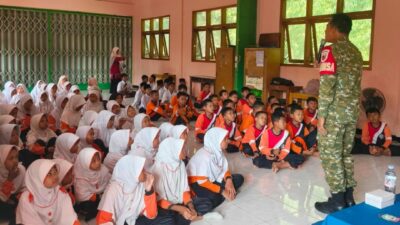 Babinsa Desa Plalangan Tanamkan Wawasan Kebangsaan, Siswa MI Nglegok Termotivasi Raih Cita-Cita Menjadi TNI