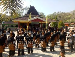Tiga Pusaka Ponorogo Dikirab, Kepala Desa Plalangan Ikut Bagian Terdepan Rombongan Kirab Pusaka
